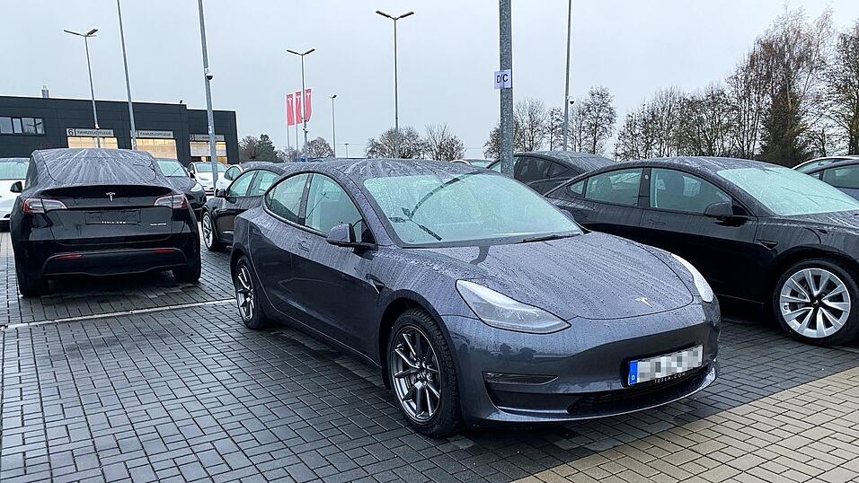 Der Tesla am Tag der Abholung. Da war die Freude bei K&auml;ufer Christopher Pertler noch gro&szlig;.