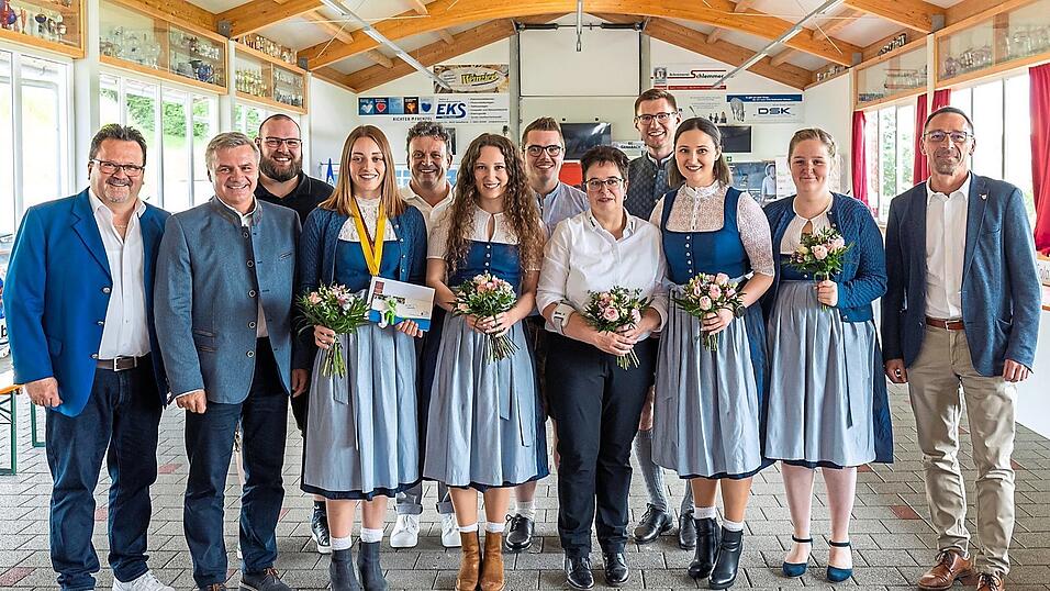 Die erfolgreichen Sportler mit Landrat Peter Dreier und Bürgermeister Werner Klanikow. Die erfolgreichen Sportler mit Landrat Peter Dreier und Bürgermeister Werner Klanikow.