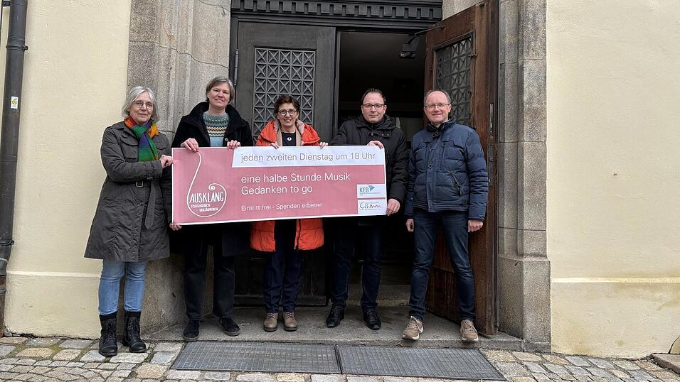 Auf zahlreiche Zuhörer in der Spitalkirche freuen sich (von links): Marianne Hönle, zweite Vorsitzende der KEB, Julia Salzberger, Kulturreferentin Petra Jakobi, Bürgermeister Martin Stoiber und Michael Neuberger, Leiter der KEB. Auf zahlreiche Zuhörer in der Spitalkirche freuen sich (von links): Marianne Hönle, zweite Vorsitzende der KEB, Julia Salzberger, Kulturreferentin Petra Jakobi, Bürgermeister Martin Stoiber und Michael Neuberger, Leiter der KEB.
