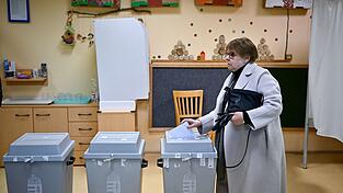 Eine Frau gibt am Morgen ihre Stimme in einem Wahllokal in Budapest ab. Eine Frau gibt am Morgen ihre Stimme in einem Wahllokal in Budapest ab.