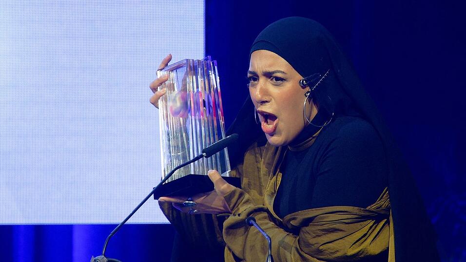 Creatorin Maraam freut sich über den Comedy-Award. Creatorin Maraam freut sich über den Comedy-Award.