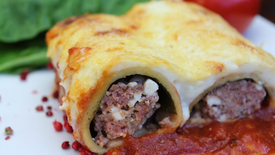 Womit werden die Cannelloni gefüllt? Meist dreht es sich um eine gewürzte Hackfleischfüllung (aus Rind- und Schweinefleisch) mit Spinat. Aber auch vegetarische Varianten sind beliebt. Im Bild ist es Lammhackfleisch, dem noch Schafskäse und natürlich viele leckere Gewürze beigegeben werden. Plus Mangold.