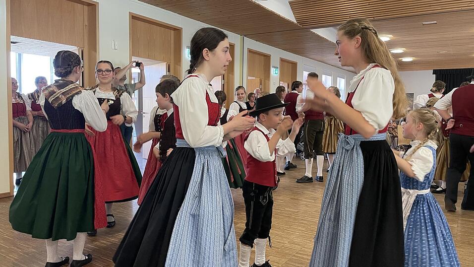 Mit großer Freude und jugendlichem Schwung wollen die jungen Trachtler zeigen, was sie alles gelernt haben. Mit großer Freude und jugendlichem Schwung wollen die jungen Trachtler zeigen, was sie alles gelernt haben.