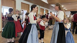 Mit großer Freude und jugendlichem Schwung wollen die jungen Trachtler zeigen, was sie alles gelernt haben.