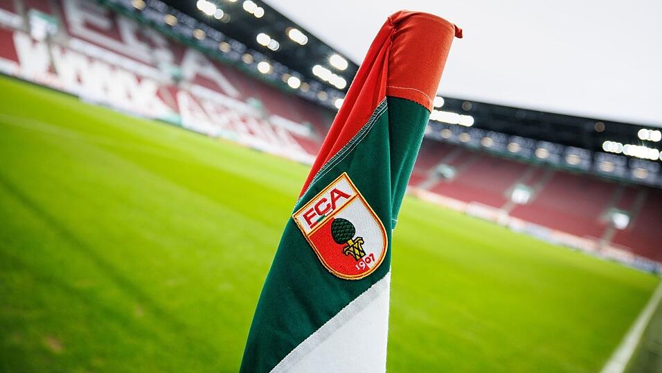 Der FC Augsburg bindet ein Mittelfeldtalent langfristig an den Verein. (Archivbild)