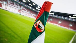 Der FC Augsburg bindet ein Mittelfeldtalent langfristig an den Verein. (Archivbild)