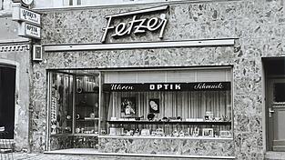 Seit Jahrzehnten ein gewohnter Anblick im Moosburger Stadtbild ist das Geschäft von Augenoptik Schmuck Fetzer. Seit Jahrzehnten ein gewohnter Anblick im Moosburger Stadtbild ist das Geschäft von Augenoptik Schmuck Fetzer.