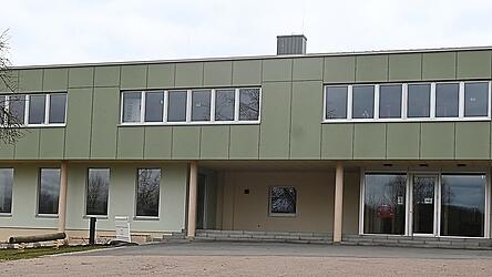 Die nun fast fertig sanierte Grundschule mit neuer Au&szlig;enfassade: Dort geht es jetzt noch um Heizung, L&uuml;ftung und Sanit&auml;r.