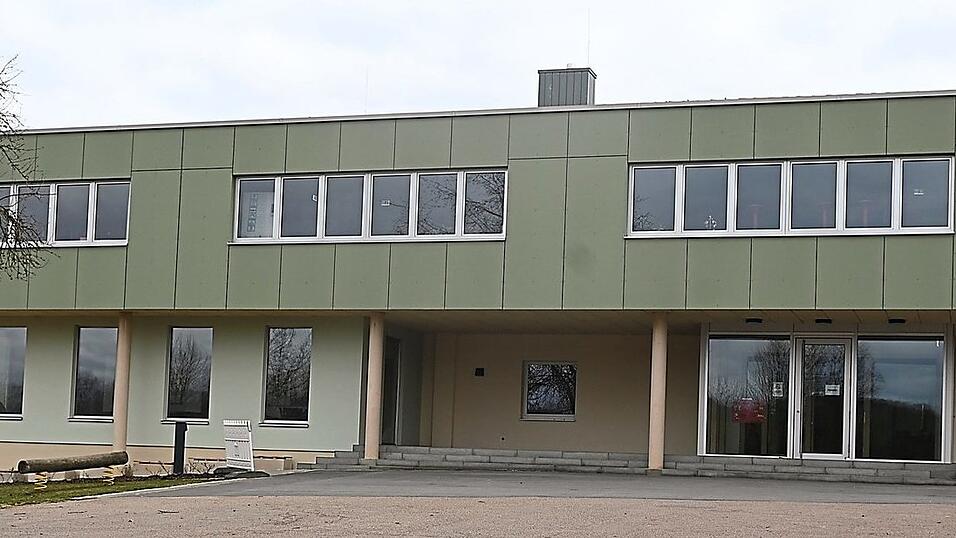 Die nun fast fertig sanierte Grundschule mit neuer Au&szlig;enfassade: Dort geht es jetzt noch um Heizung, L&uuml;ftung und Sanit&auml;r.