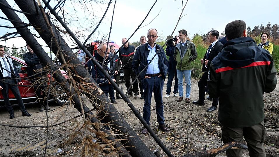 Für Bundeskanzler Merz ist der Waldbrand in Hürtgenwald eine Folge des Klimawandels. Für Bundeskanzler Merz ist der Waldbrand in Hürtgenwald eine Folge des Klimawandels.