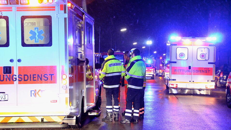 Feuerwehreinsatz kurz vor Mitternacht am Montag im Auweg in Regensburg.