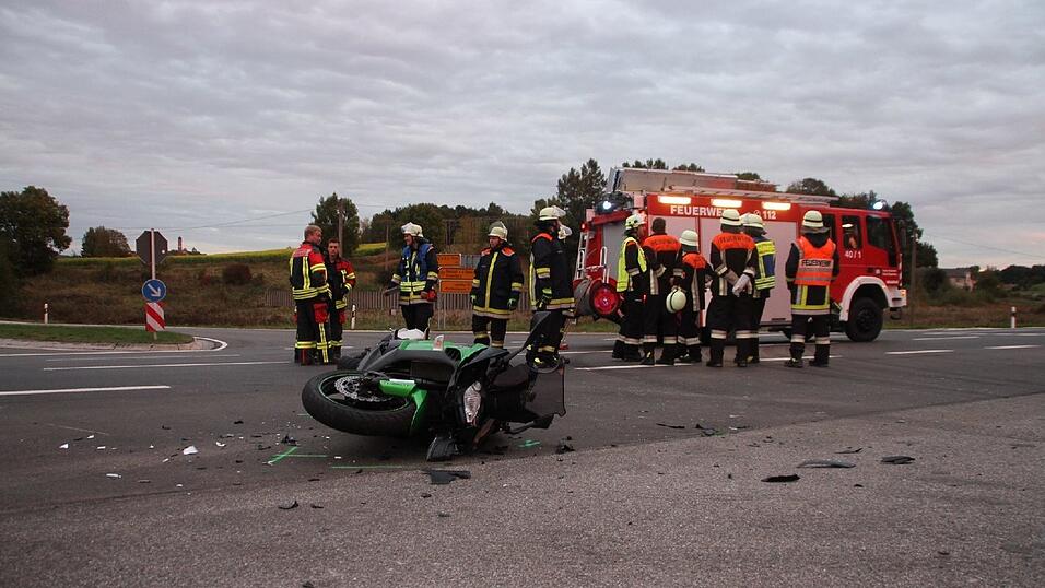 Tragischer Verkehrsunfall am Samstag auf der B299 bei Siegenburg (Kreis Kelheim). Tragischer Verkehrsunfall am Samstag auf der B299 bei Siegenburg (Kreis Kelheim).