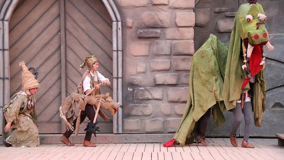 Bilder der Gruppe 'Gr&uuml;n' des Drachenstich-Festspiels.