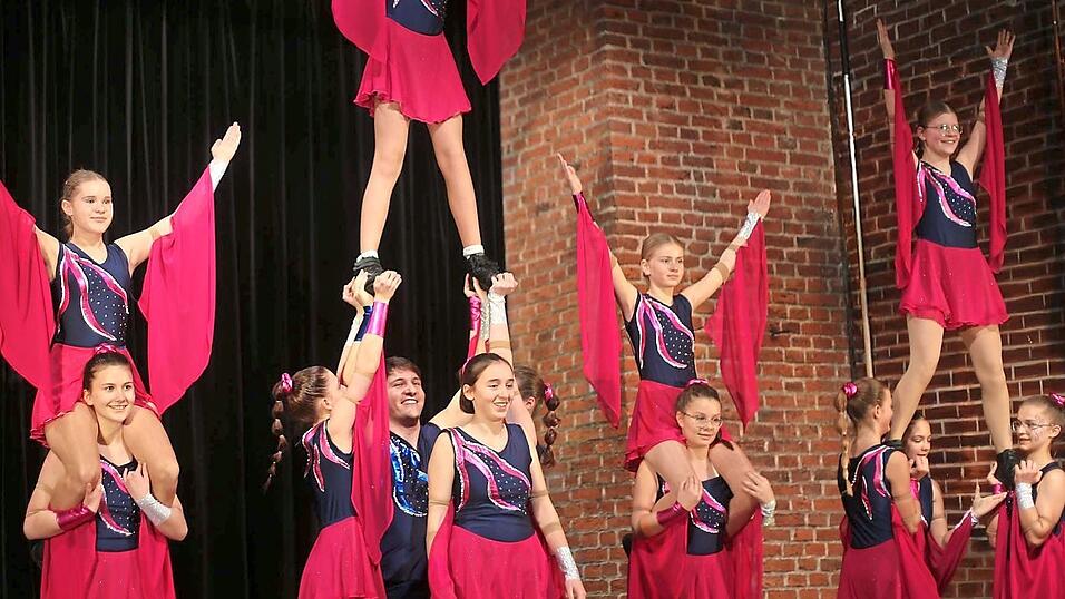 Dancing Angels in Aktion: Spektakuläre Hebefiguren zeigen die Mixis. Dancing Angels in Aktion: Spektakuläre Hebefiguren zeigen die Mixis.