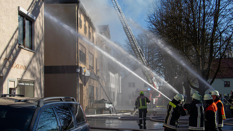 Zahlreiche Einsatzkräfte von Feuerwehr, Polizei und Rettungsdienst waren vor Ort.