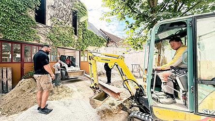 Der Hof hinter der Gaststube: Die Arbeiter transportieren etliche Stahlträger ab, die um das Jahr 1900 im Gebäude verbaut wurden.