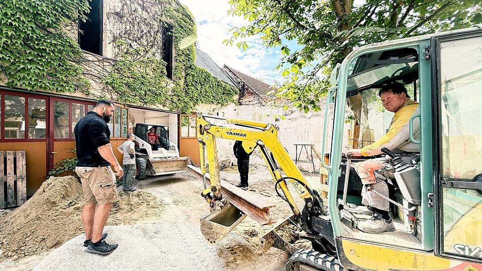 Der Hof hinter der Gaststube: Die Arbeiter transportieren etliche Stahlträger ab, die um das Jahr 1900 im Gebäude verbaut wurden. Der Hof hinter der Gaststube: Die Arbeiter transportieren etliche Stahlträger ab, die um das Jahr 1900 im Gebäude verbaut wurden.