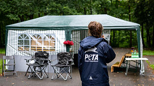 Tierschutzaktivisten protestieren ab sofort in einem Camp vor dem Tiergarten.