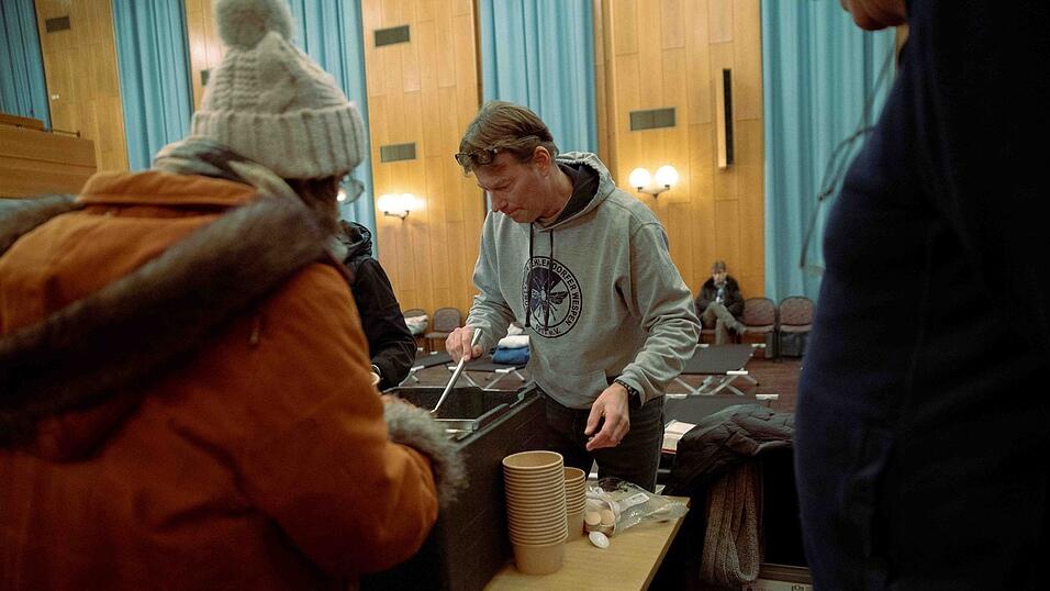 Wofram Keller vom Sportverein Zehlendorfer Wespen geh&ouml;rt zu den zahlreichen Freiwilligen die im Berliner S&uuml;dwesten helfen.