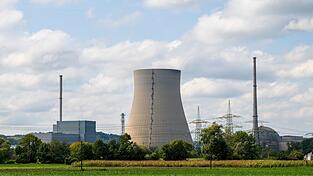 Das seit 2023 stillgelegte Kernkraftwerk Isar 2 befindet sich im R&uuml;ckbau. (Archivbild)