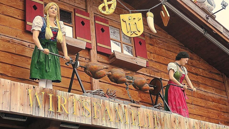 Hoch droben beim Wiesnzelt Goldener Hahn ist die Au&szlig;endeko mit Puppen, Papphendln und Co. schon so gut wie einsatzbereit.