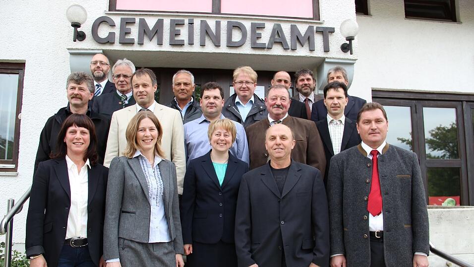 2014 war die Welt noch in Ordnung: Inzwischen aber ist offenbar der gesamte Waffenbrunner Gemeinderat mit der Arbeit von B&uuml;rgermeister Roland Saurer (rechts vorne) h&ouml;chst unzufrieden.