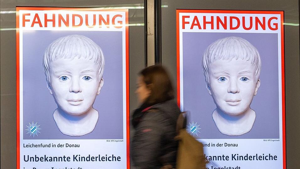 Eine Frau geht am Ostbahnhof in M&uuml;nchen an einem digitalen Fahndungsplakat vorbei.