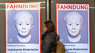 Eine Frau geht am Ostbahnhof in München an einem digitalen Fahndungsplakat vorbei. Eine Frau geht am Ostbahnhof in München an einem digitalen Fahndungsplakat vorbei.