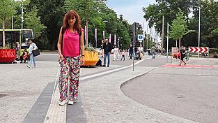 Eine weißes Pflaster, das für Blinde wie Hannelore Winbeck Orientierung schafft: Seit Mai führen am Hauptbahnhof Leitlinien vom Ende der Maximilianstraße über den Vorplatz bis zum Haupteingang.