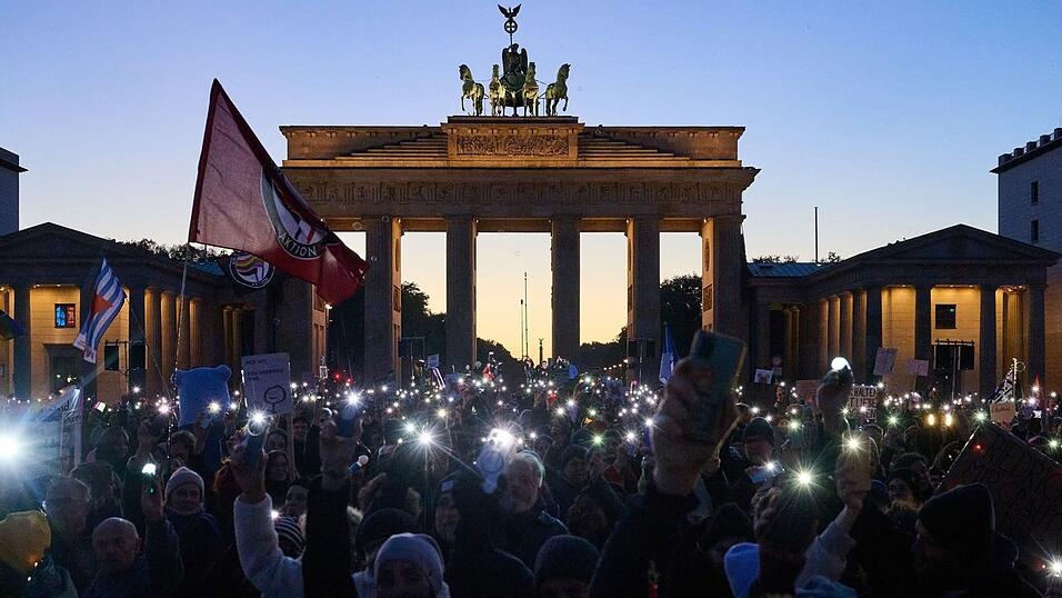 Die Demonstranten trafen sich für ihren Protest vor dem Brandenburger Tor.