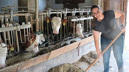 Veronika Wieser schaufelt Futter in die Rinne. Auf dem Hof ist Platz f&uuml;r 50 Masttiere.
