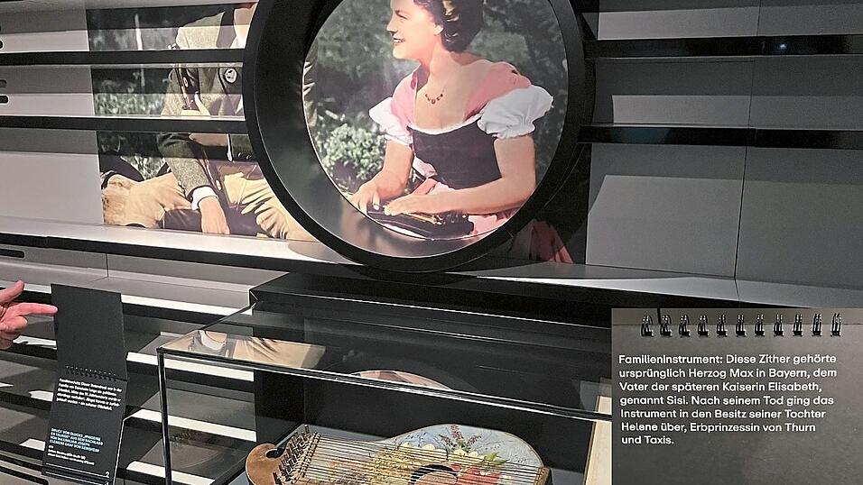 Die Pr&auml;sentation der Zither in der Bayerischen Landesausstellung.