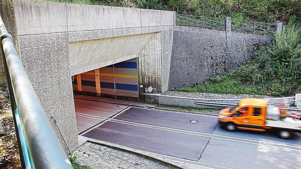 Das Nordportal des Tunnels. Gerade an sonnigen Tagen muss die Einfahrt sehr gut ausgeleuchtet sein. Am rechten Bildrand ist ein unscheinbarer Verteilerkasten zu sehen, dort kommt der selbst erzeugte Strom an. Das Nordportal des Tunnels. Gerade an sonnigen Tagen muss die Einfahrt sehr gut ausgeleuchtet sein. Am rechten Bildrand ist ein unscheinbarer Verteilerkasten zu sehen, dort kommt der selbst erzeugte Strom an.