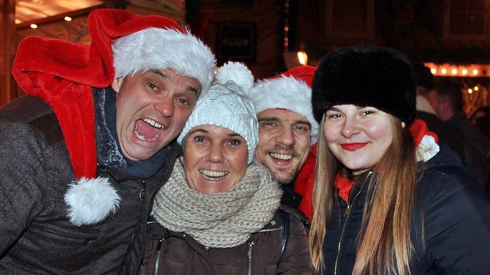 Der Christkindlmarkt und die Weihnachtspyramide geh&ouml;ren in der Adventszeit zu den beliebtesten Treffpunkten in Landshut.