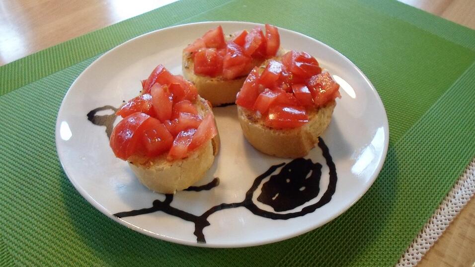 Vorspeise: Tomaten-Crostini.