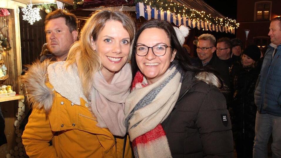 Die Perchtengruppe 'Frisinger Fratz'n' trat am Mittwochabend auf dem Landshuter Christkindlmarkt auf. Die Perchtengruppe 'Frisinger Fratz'n' trat am Mittwochabend auf dem Landshuter Christkindlmarkt auf.