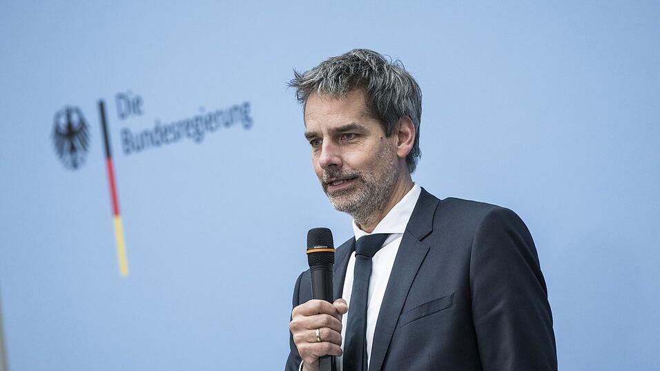 Der neue Regierungssprecher Steffen Hebestreit spricht bei der Amtsübergabe von Steffen Seibert im Bundespresseamt.