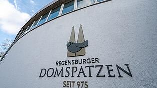 Der Schriftzug der Regensburger Domspatzen am Schulgebäude.