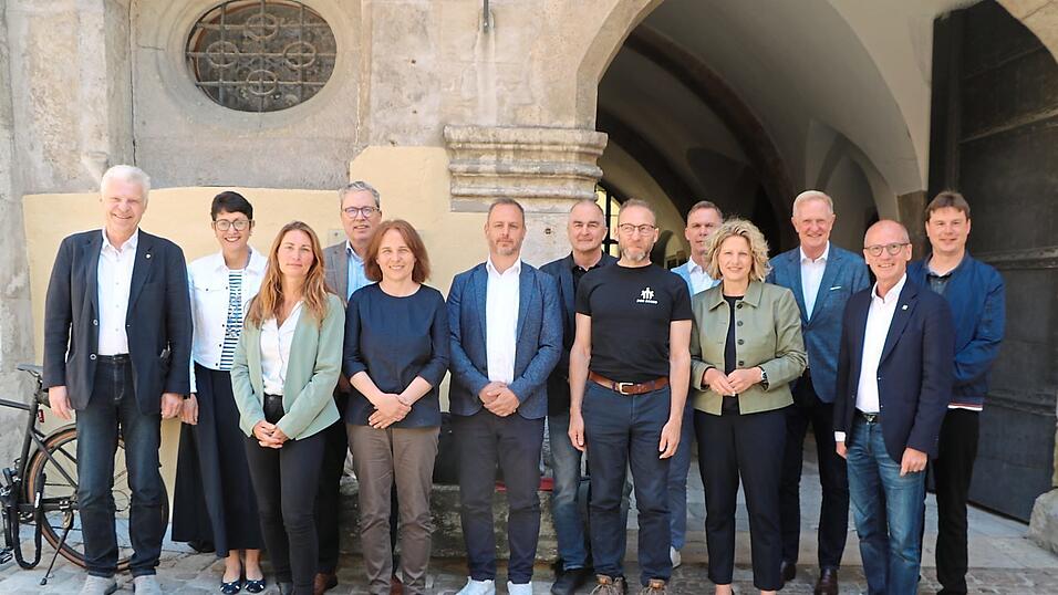 B&uuml;rgermeisterin Astrid Freudenstein (Vierte von rechts) zusammen mit den Pr&auml;sidenten der vier Rotary-Clubs und den Referenten der Projekte, die unterst&uuml;tzt werden.