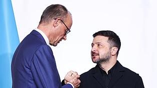 Kanzler Merz stellt dem ukrainischen Pr&auml;sidenten Wolodymyr Selenskyj weitreichende deutsche Unterst&uuml;tzung in Aussicht.