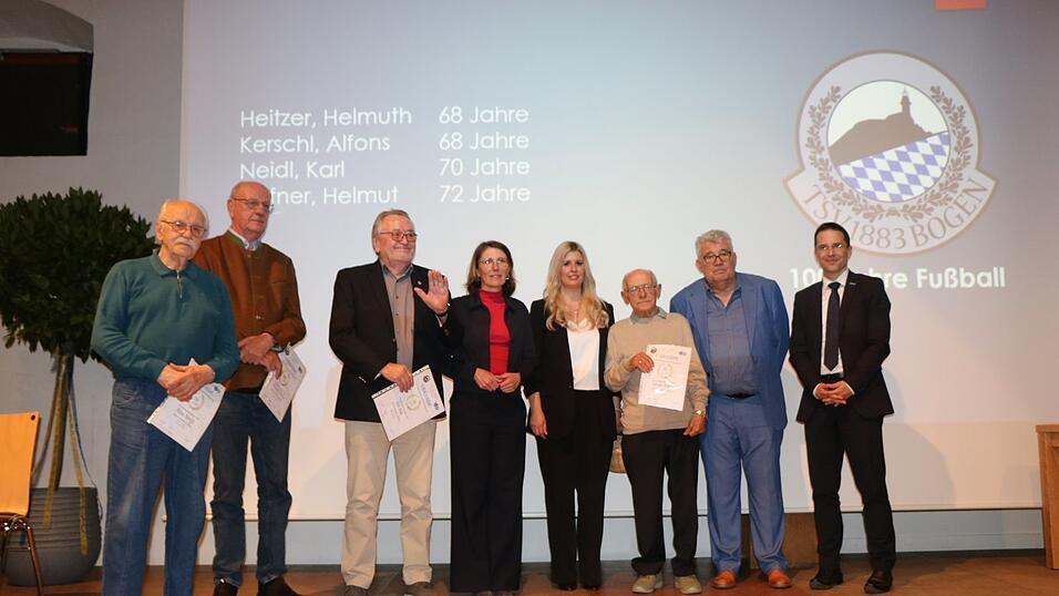 Die Mitglieder mit der l&auml;ngsten Mitgliedschaft (von links): Alfons Kerschl (68 Jahre), Helmuth Heitzer (68 Jahre), Karl Neidl (70 Jahre) und Helmut Hafner (72 Jahre/Dritter von rechts) mit B&uuml;rgermeisterin Andrea Probst, Kerstin Mente und Ignaz Hiendl vom Vorstandsteam des TSV 1883 Bogen Fu&szlig;ball sowie Dr. Christoph Kern, BFV-Pr&auml;sident (rechts).