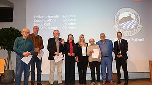 Die Mitglieder mit der l&auml;ngsten Mitgliedschaft (von links): Alfons Kerschl (68 Jahre), Helmuth Heitzer (68 Jahre), Karl Neidl (70 Jahre) und Helmut Hafner (72 Jahre/Dritter von rechts) mit B&uuml;rgermeisterin Andrea Probst, Kerstin Mente und Ignaz Hiendl vom Vorstandsteam des TSV 1883 Bogen Fu&szlig;ball sowie Dr. Christoph Kern, BFV-Pr&auml;sident (rechts).