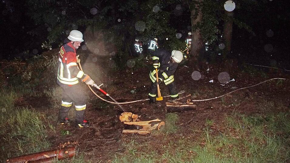 Da es auch im Inneren des Baumstamms gl&uuml;hte und brannte, setzte die Feuerwehr &Auml;xte und Motors&auml;gen ein.