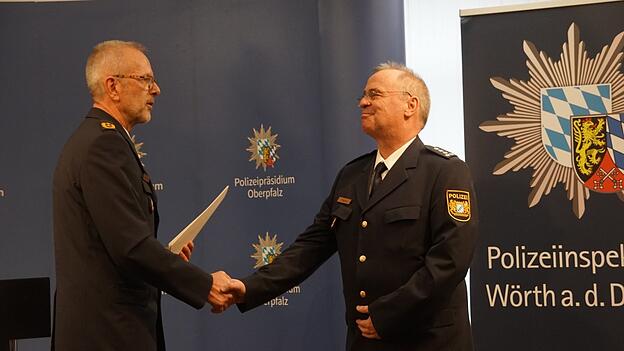 Pr&auml;sident Thomas Sch&ouml;niger (links) verabschiedete Thomas Wagner.