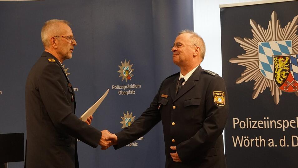 Pr&auml;sident Thomas Sch&ouml;niger (links) verabschiedete Thomas Wagner.