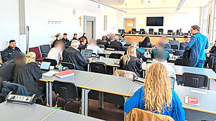 Die acht Burschen im Alter von 17 bis 23 Jahren wollen vor dem Landgericht reinen Tisch machen. Die acht Burschen im Alter von 17 bis 23 Jahren wollen vor dem Landgericht reinen Tisch machen.