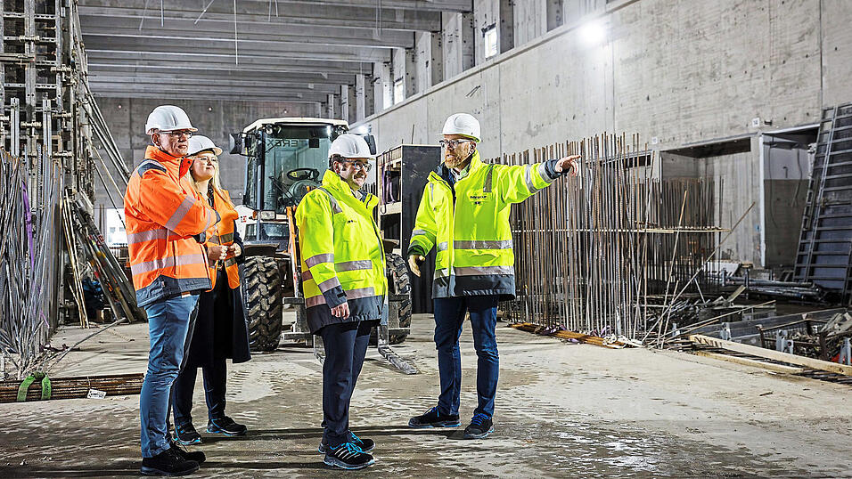 Staatssekret&auml;r Tobias Gotthardt aus dem Landkreis Regensburg (Mitte, hier bei einem BMW-Besuch in Wackersdorf) sieht wirtschaftliche Fortschritte.