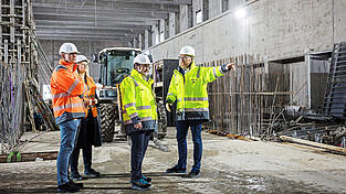 Staatssekret&auml;r Tobias Gotthardt aus dem Landkreis Regensburg (Mitte, hier bei einem BMW-Besuch in Wackersdorf) sieht wirtschaftliche Fortschritte.