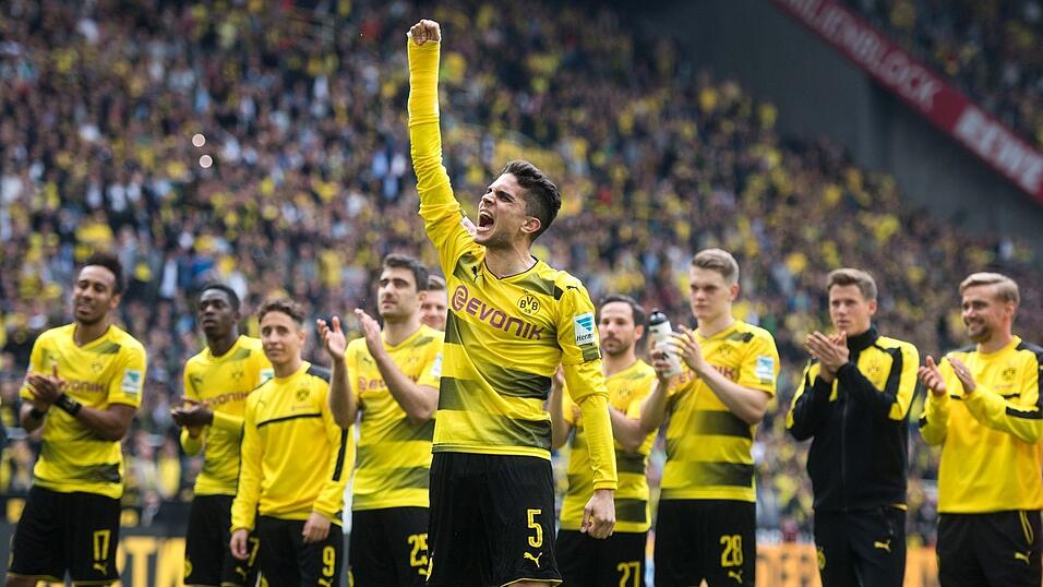 Dortmunds Marc Bartra reckt nach dem Spiel seinen bei dem Anschlag auf den Mannschatsbus verletzten Arm in die Höhe. Dortmunds Marc Bartra reckt nach dem Spiel seinen bei dem Anschlag auf den Mannschatsbus verletzten Arm in die Höhe.