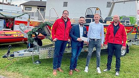 Scheckübergabe der Raiffeisenbank Bad Kötzting durch Michael Wurm.